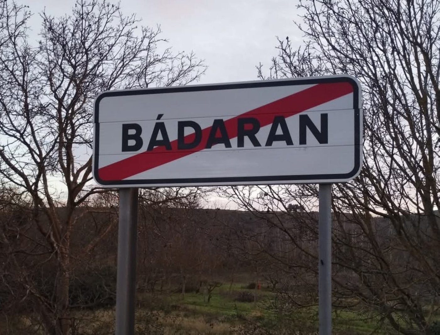 La señal de salida del pueblo, con la tilde mal colocada.