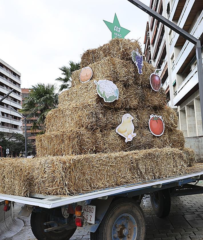 Imagen secundaria 2 - Exposición de ARAG-Asaja en la calle Gran Vía de Logroño.