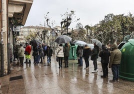 Fila en la administración número 6 de Logroño, este lunes.