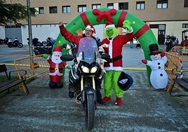 Un motero de fotografía con el Grinch en el parque Entre Ríos.