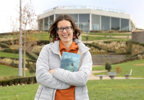 Mayte Gómez Tarragona posa con su libro junto a la estación de autobuses de Logroño, el 23 de diciembre.