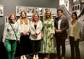 Susana Alcalde, con vestido verde de flores, durante la presentación de una exposición en Nájera.