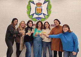 Raquel Velilla y sus compañeras de candidatura brindan en el Colegio de Enfermería de La Rioja tras la toma de posesión de sus cargos, en noviembre de 2023.