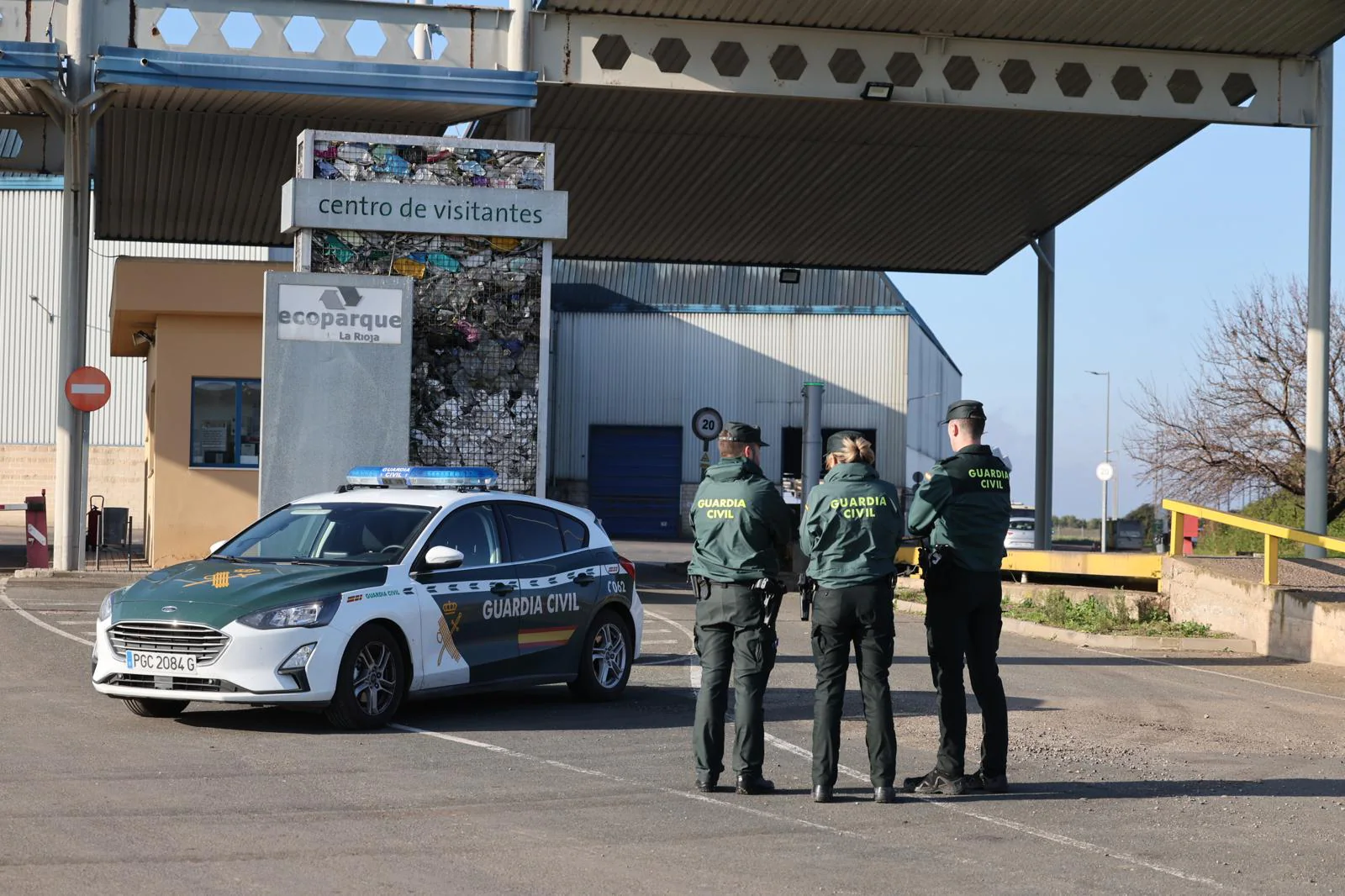 Agentes de la Guardia Civil junto a la entrada del Ecoparque.