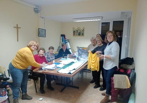 El grupo de costureras que apoya el montaje de la obra teatral.