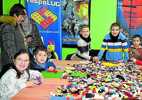 Taller de Lego en el cuarto de la Peña El Sol organizado por el Club Cultural y de Coleccionismo 'El Lazarillo' de Calahorra.