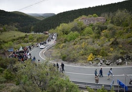 Procesión de la Virgen de Tómalos, en Torrecilla en Cameros, por la N-111, con la ermita, que será restaurada, al fondo.