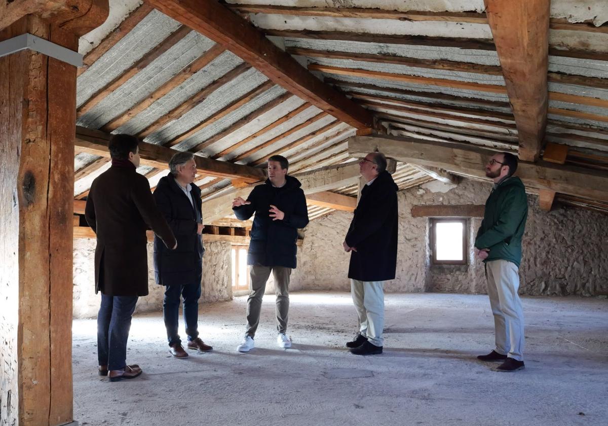 Un momento de la visita al inmueble que acogerá a nueva biblioteca municipal de Ezcaray.