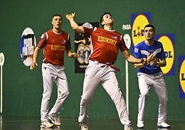 Darío golpea de volea la pelota ante la mirada de Salaverri en el partido que jugaron el 25 de diciembre en Eibar.