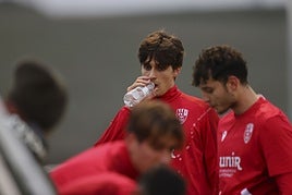 Marc Fernández bebe agua en un receso de la sesión.