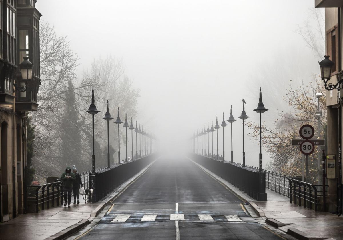 Niebla en la zona del Puente de Hierro de Logroño.