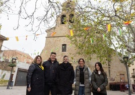 Rebeca JIménez (vocal), Raúl González (vocal), Miguel Sánchez (secretario), Naiara Gutiérrez (vocal) yNatalia Arroita (presidenta), en la plaza de la iglesia de Varea.