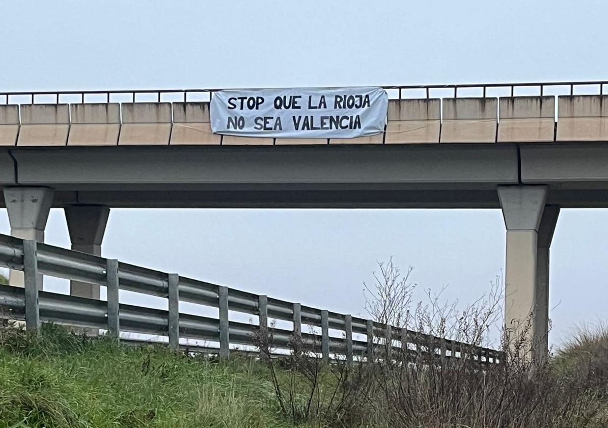 Pancartas contra la variante norte del tren en Rincón de Soto