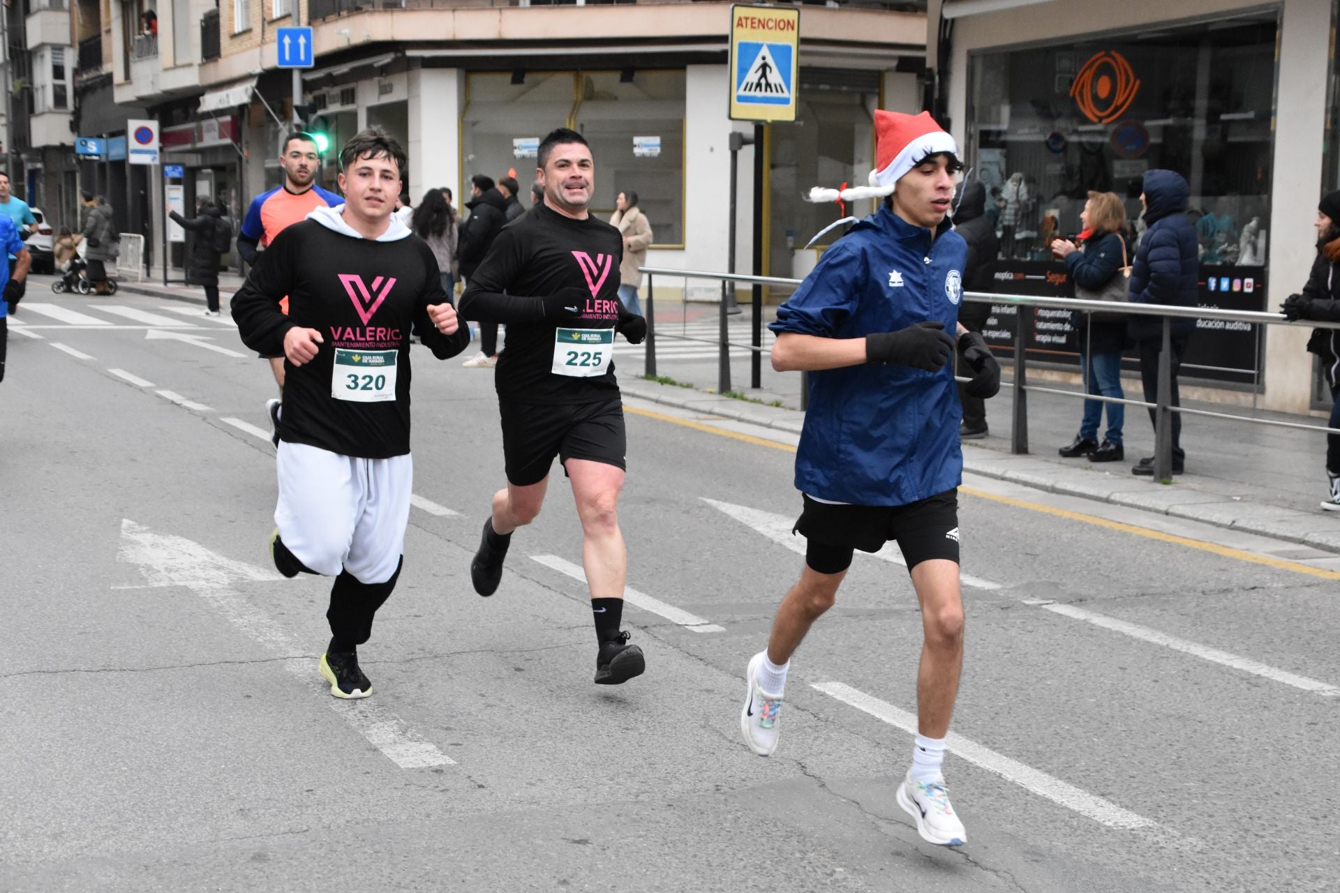 Los calagurritanos disfrutan la San Silvestre en la calle