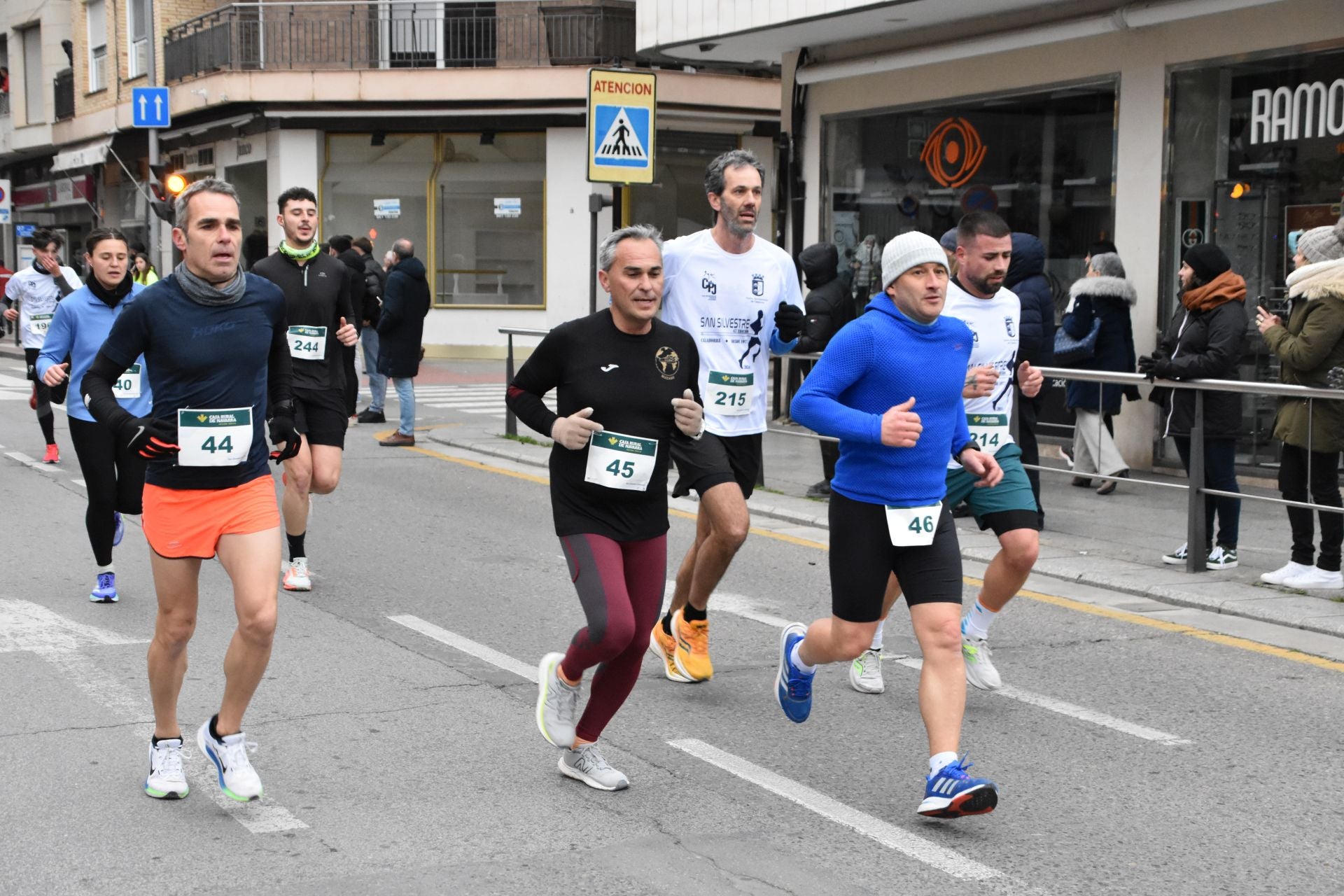 Los calagurritanos disfrutan la San Silvestre en la calle