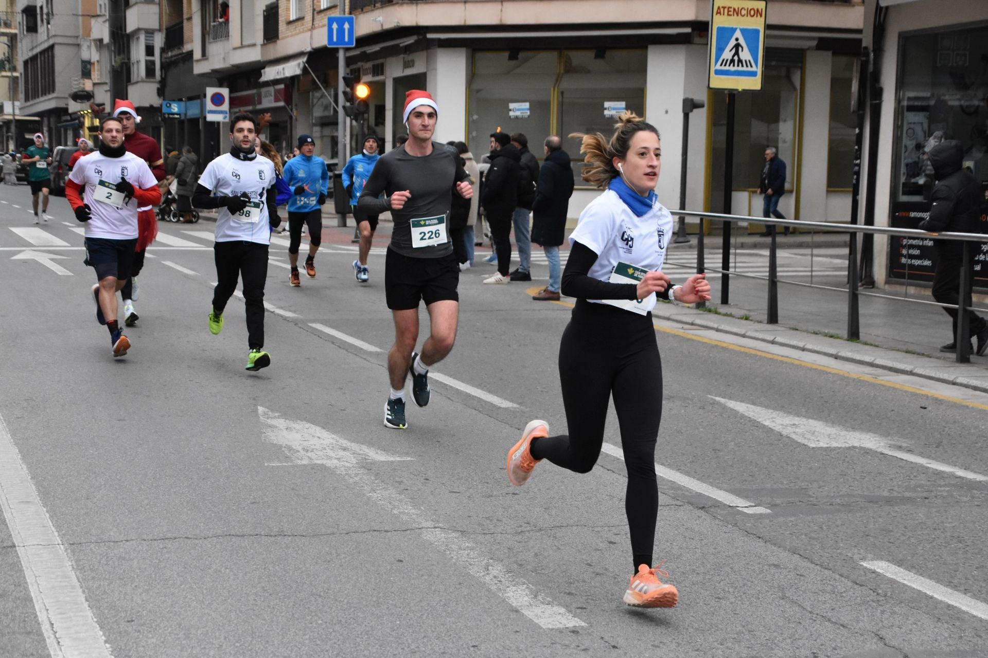 Los calagurritanos disfrutan la San Silvestre en la calle