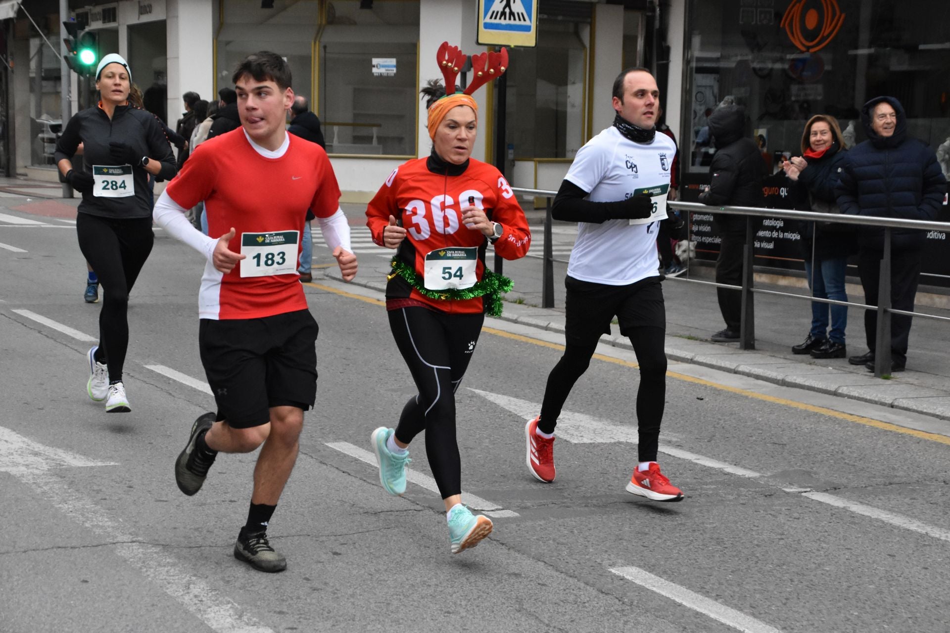 Los calagurritanos disfrutan la San Silvestre en la calle