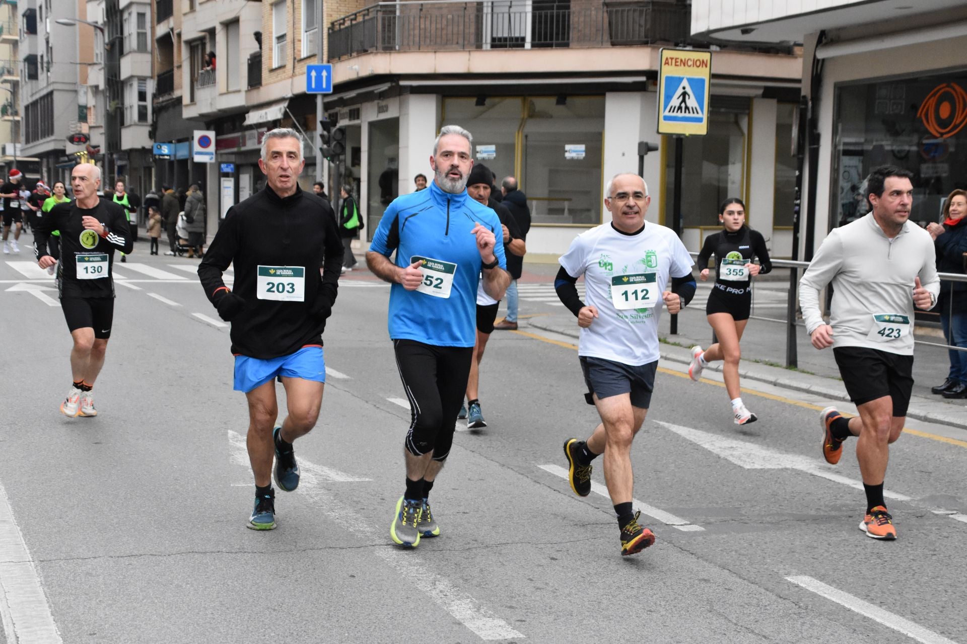 Los calagurritanos disfrutan la San Silvestre en la calle