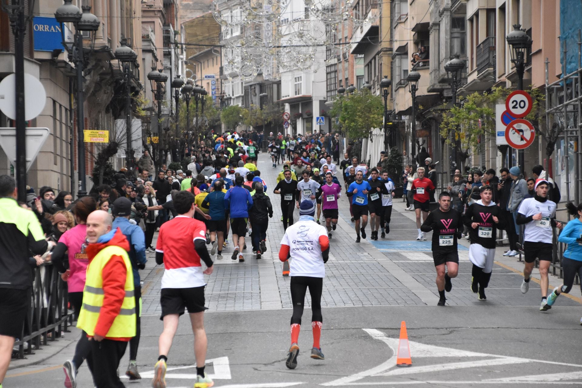 Los calagurritanos disfrutan la San Silvestre en la calle