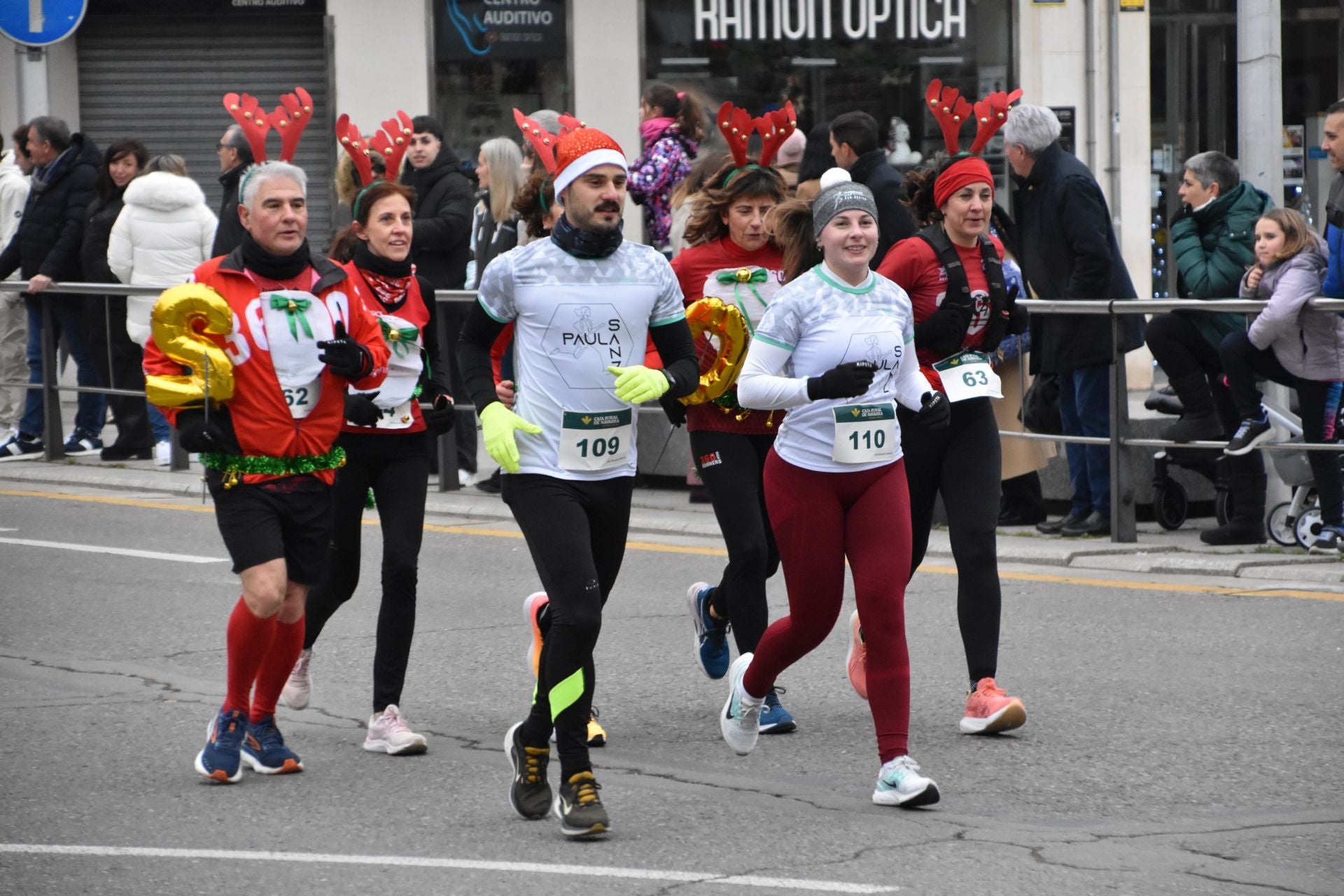 Los calagurritanos disfrutan la San Silvestre en la calle
