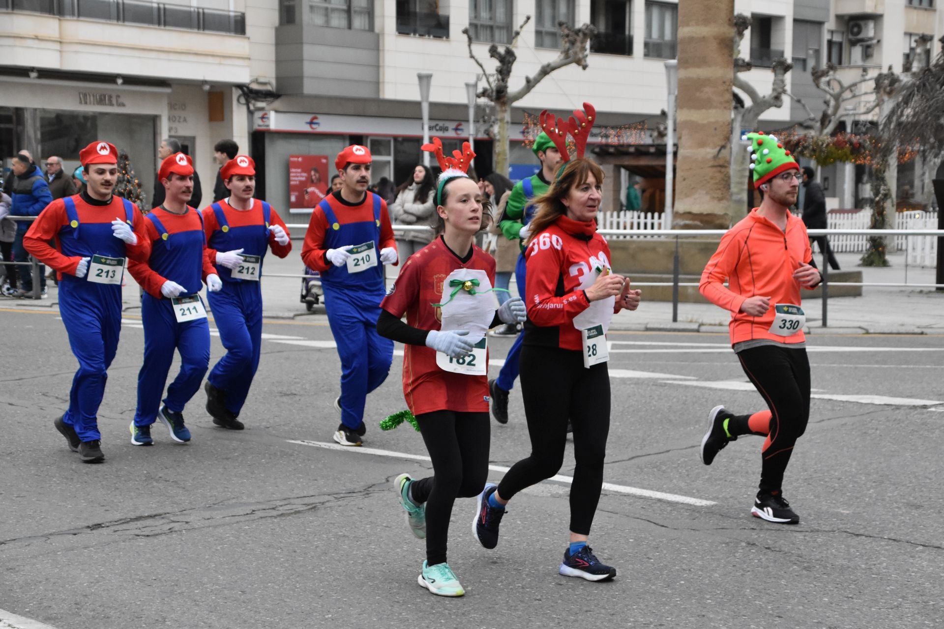 Los calagurritanos disfrutan la San Silvestre en la calle