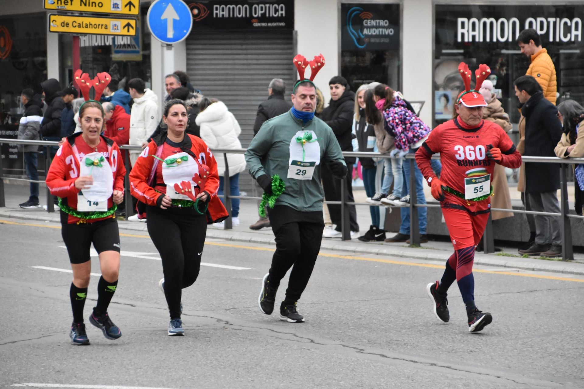 Los calagurritanos disfrutan la San Silvestre en la calle