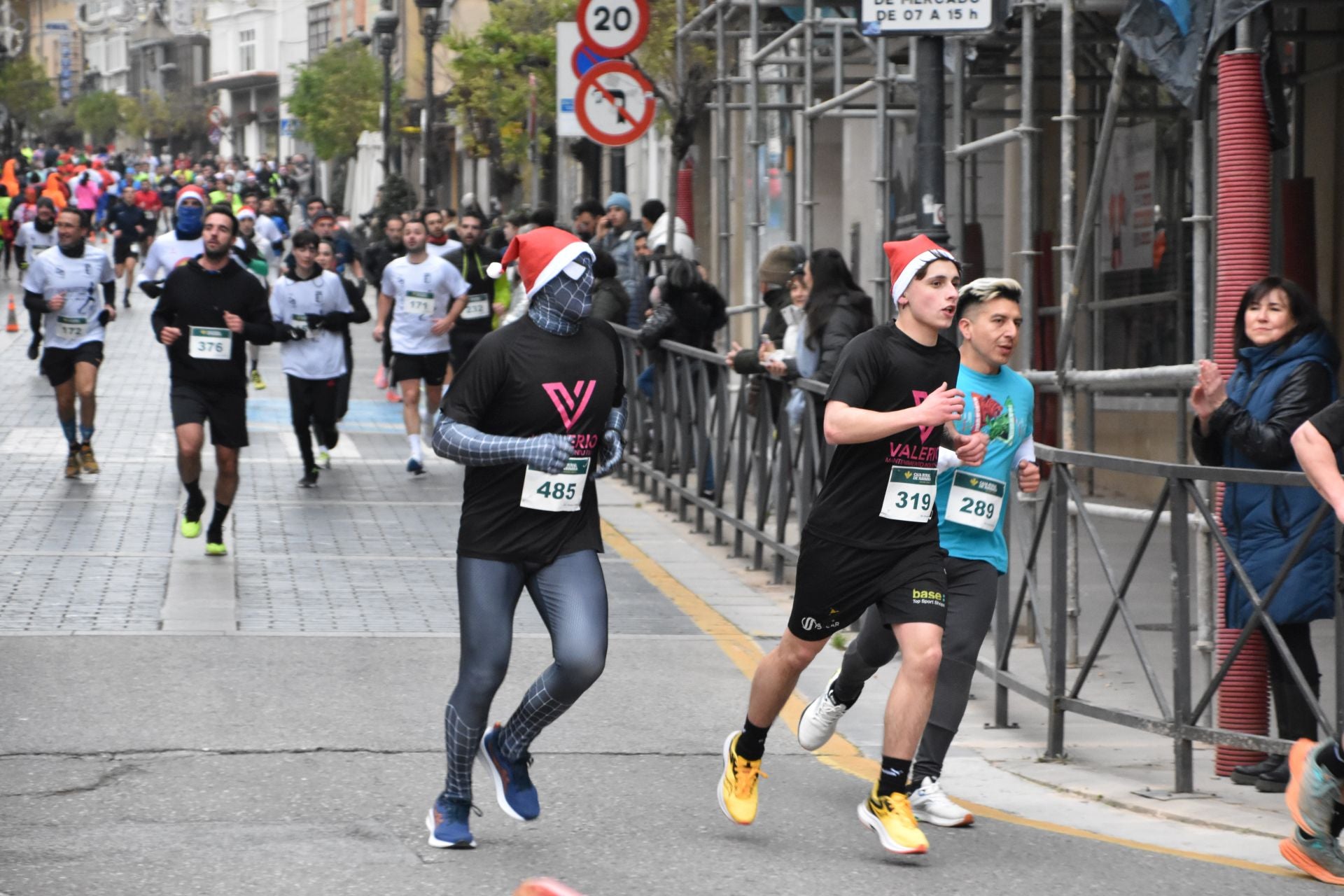 Los calagurritanos disfrutan la San Silvestre en la calle