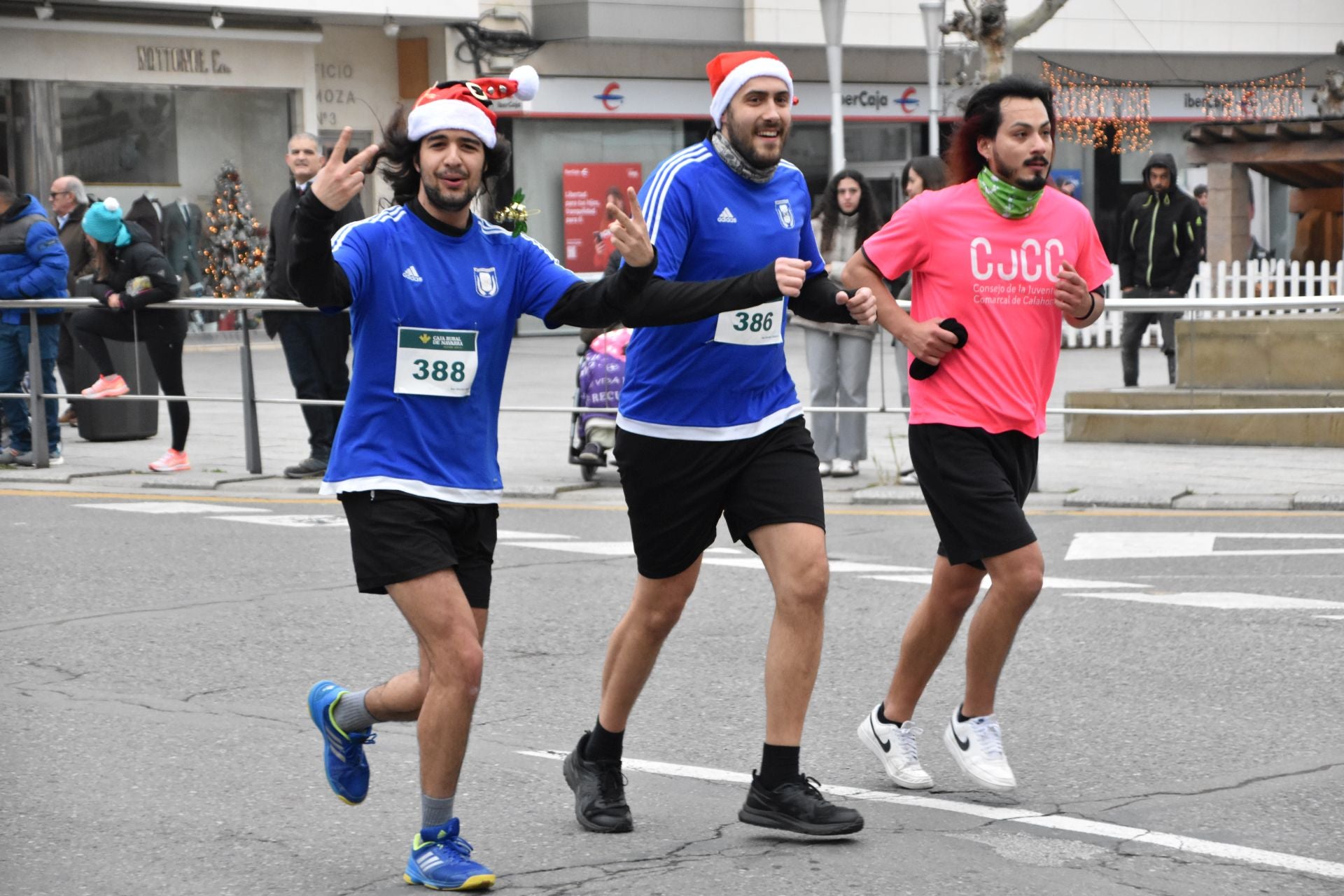 Los calagurritanos disfrutan la San Silvestre en la calle