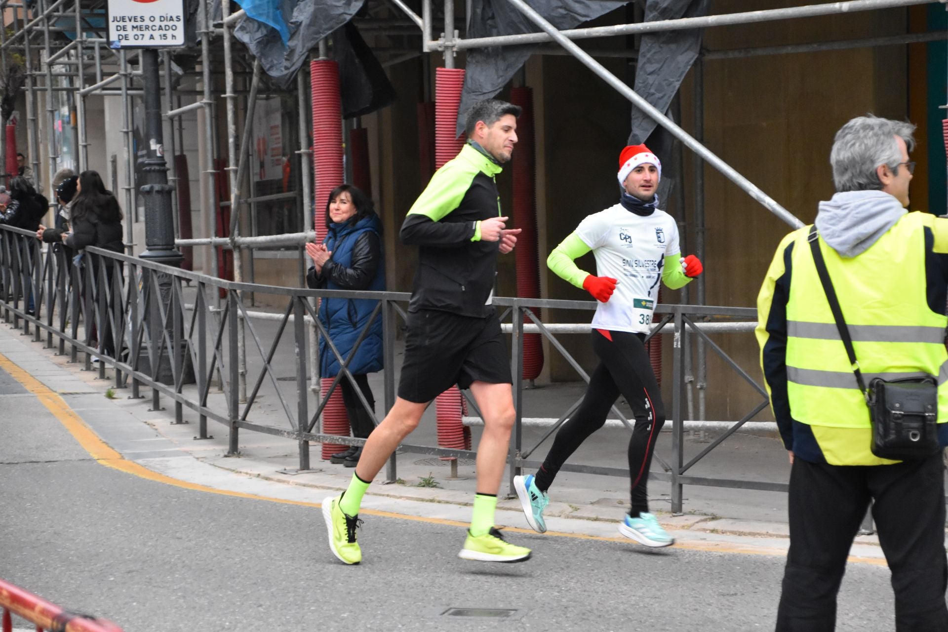 Los calagurritanos disfrutan la San Silvestre en la calle