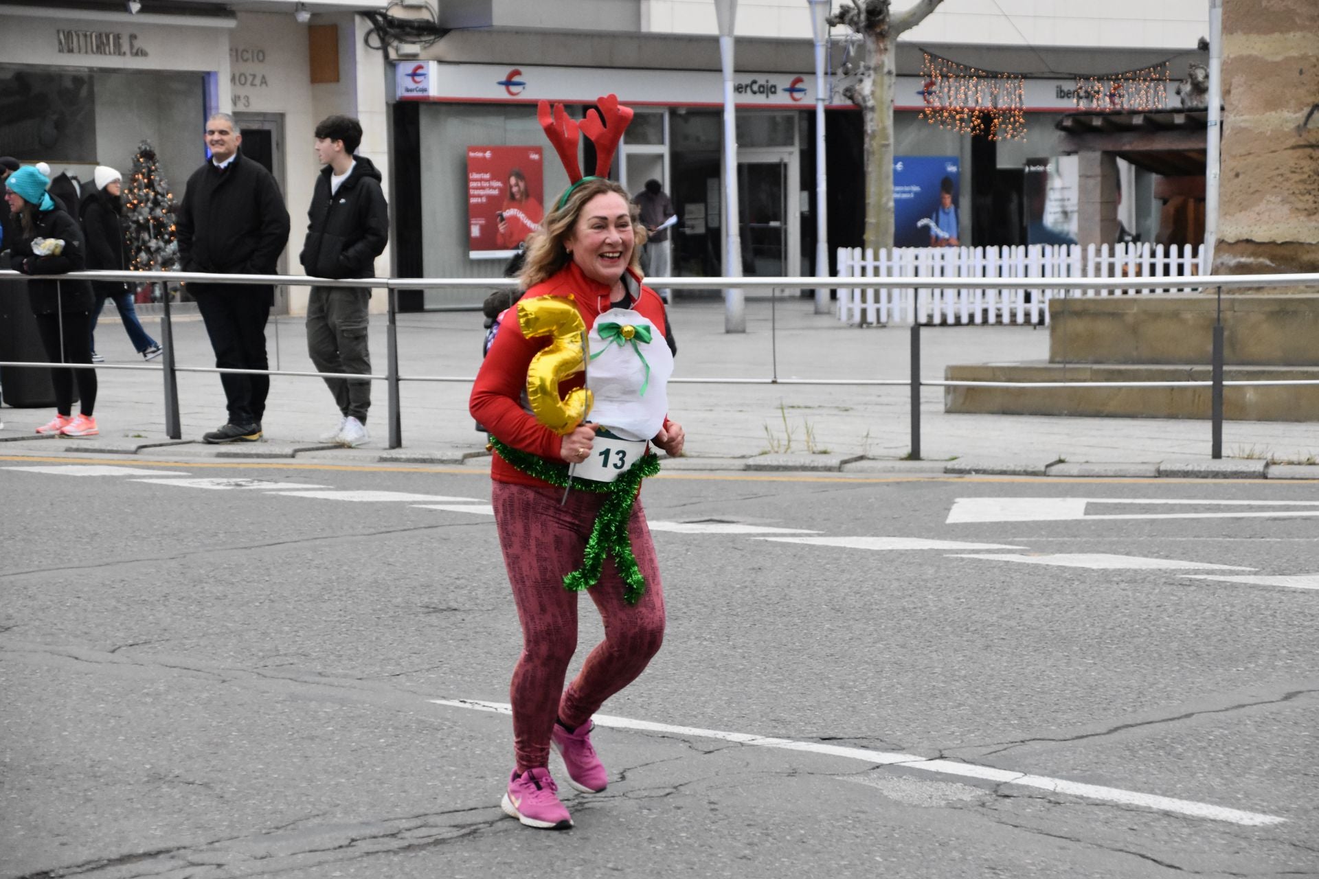 Los calagurritanos disfrutan la San Silvestre en la calle