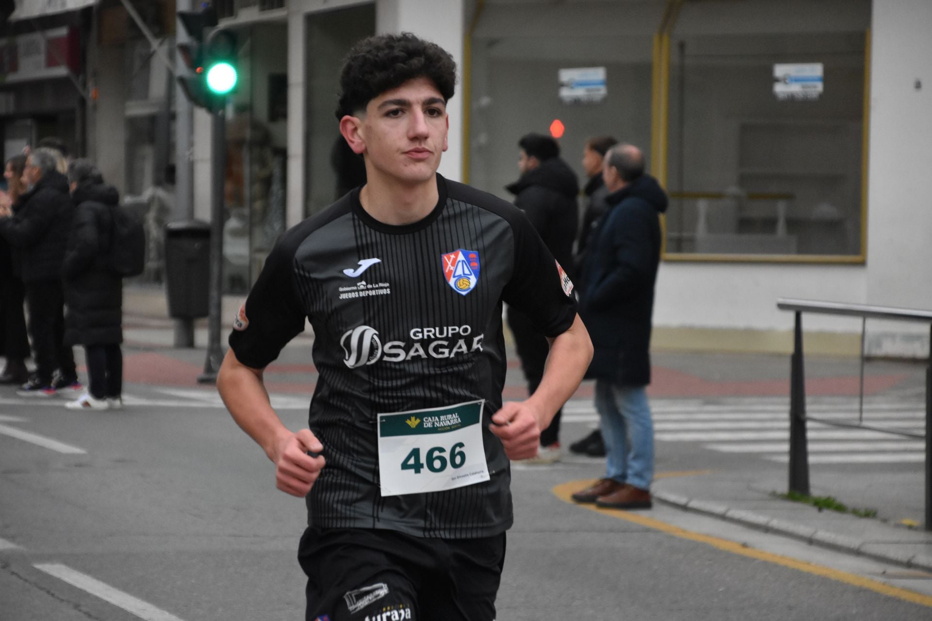 Los calagurritanos disfrutan la San Silvestre en la calle