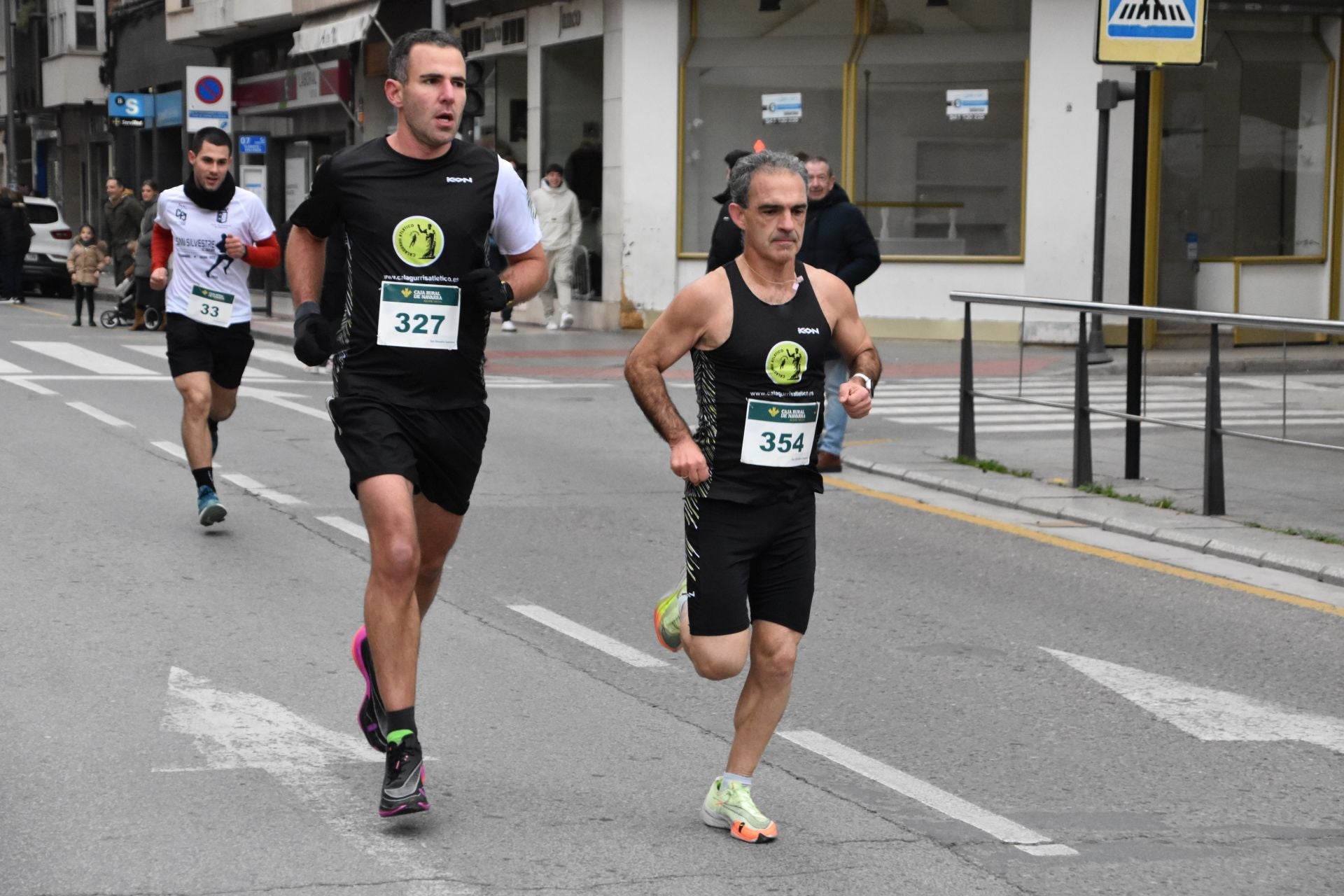 Los calagurritanos disfrutan la San Silvestre en la calle