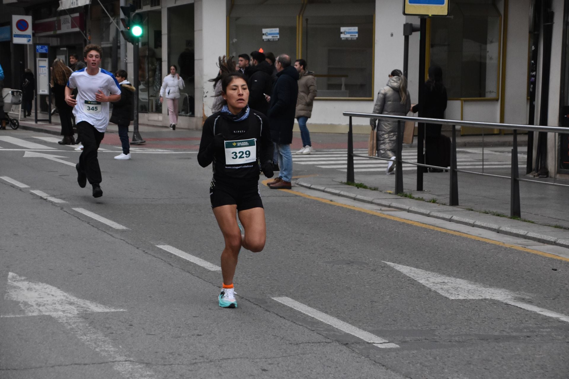 Los calagurritanos disfrutan la San Silvestre en la calle