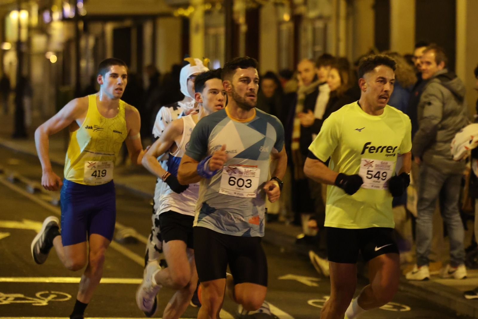 Los logroñeses llenan de nuevo las calles en la San Silvestre