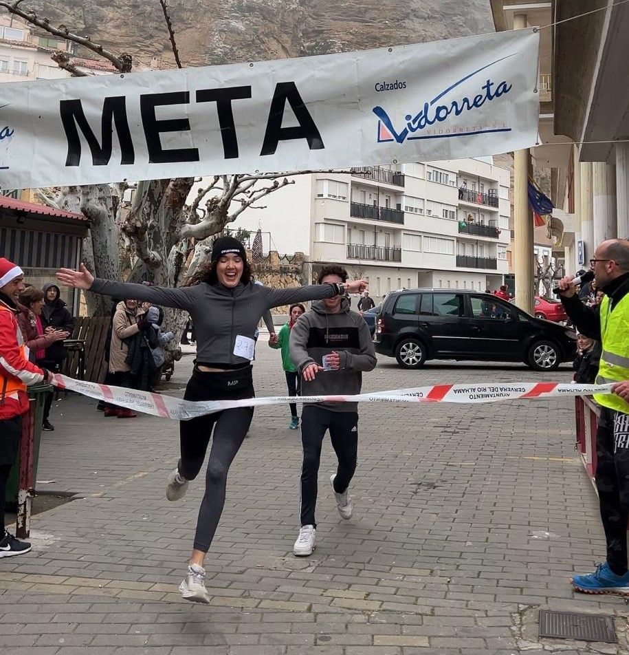 El ambiente festivo anima la San Silvestre de Cervera