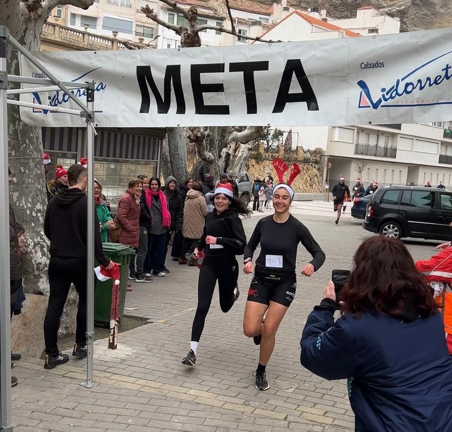 El ambiente festivo anima la San Silvestre de Cervera