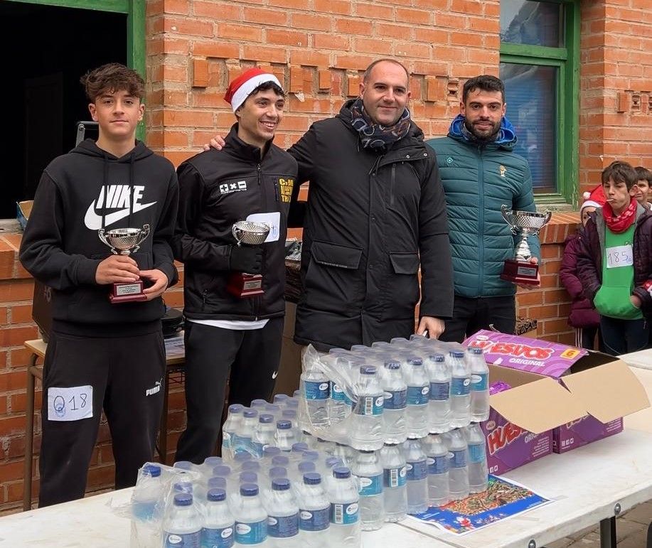 El ambiente festivo anima la San Silvestre de Cervera