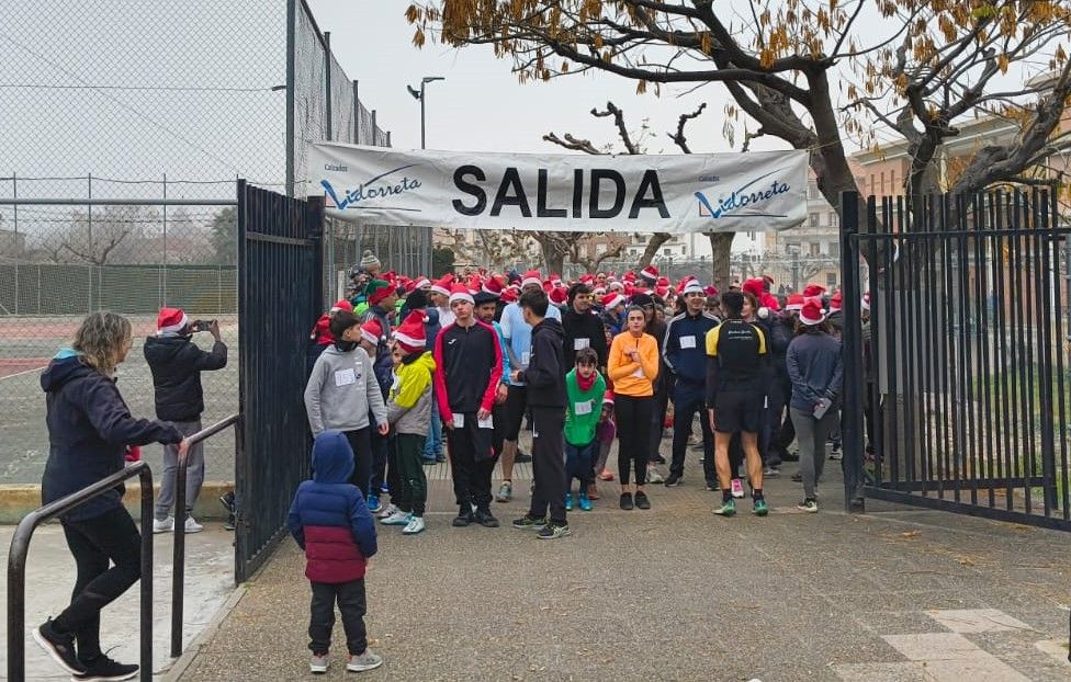 El ambiente festivo anima la San Silvestre de Cervera