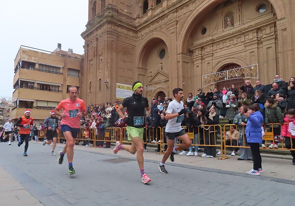 Alberto Atienza e Isabel Buñuel ganan la San Silvestre de Alfaro entre 760 corredores