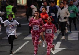 Los logroñeses no escatimaron en complementos para la San Silvestre Popular