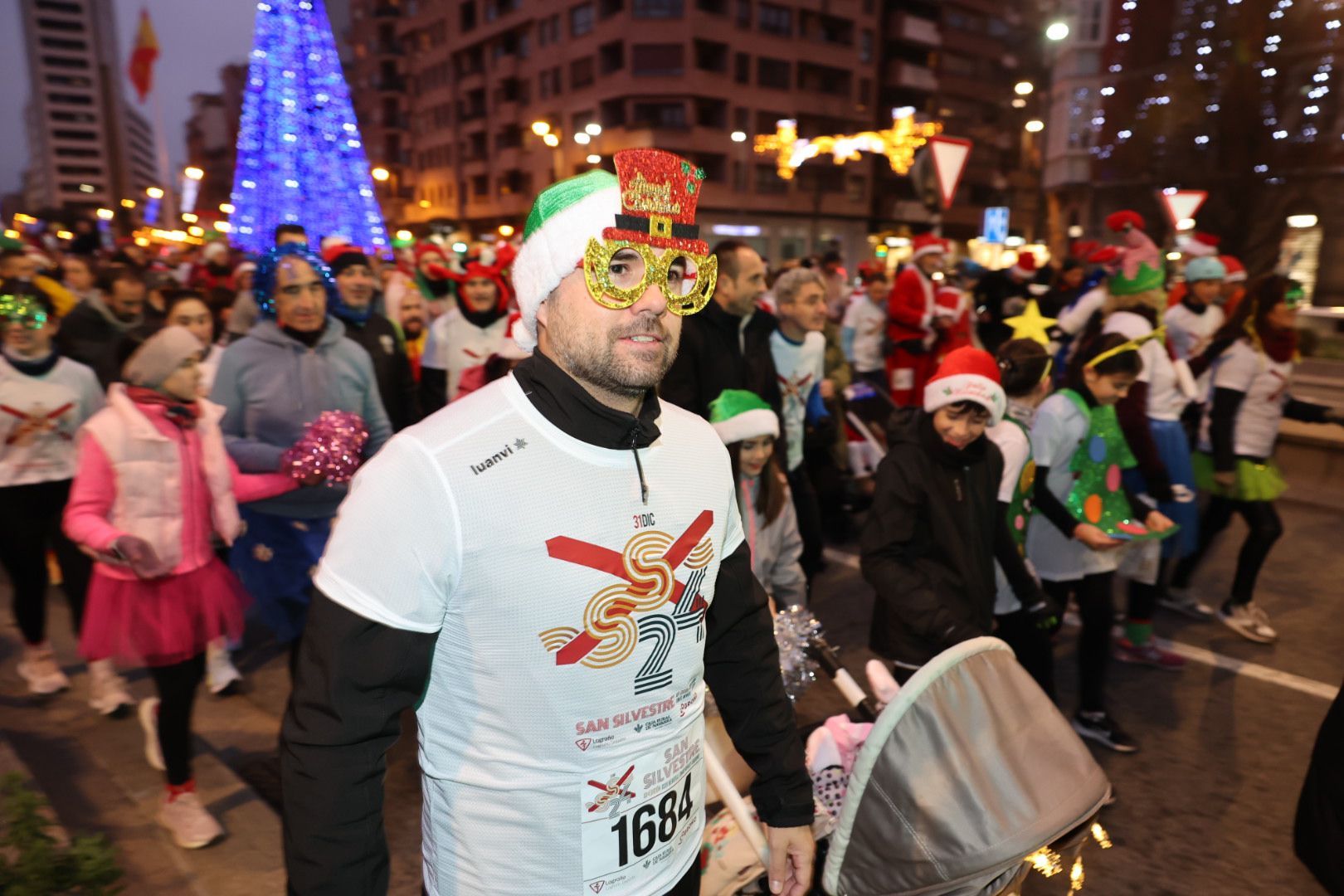 Los logroñeses no escatimaron en complementos para la San Silvestre Popular