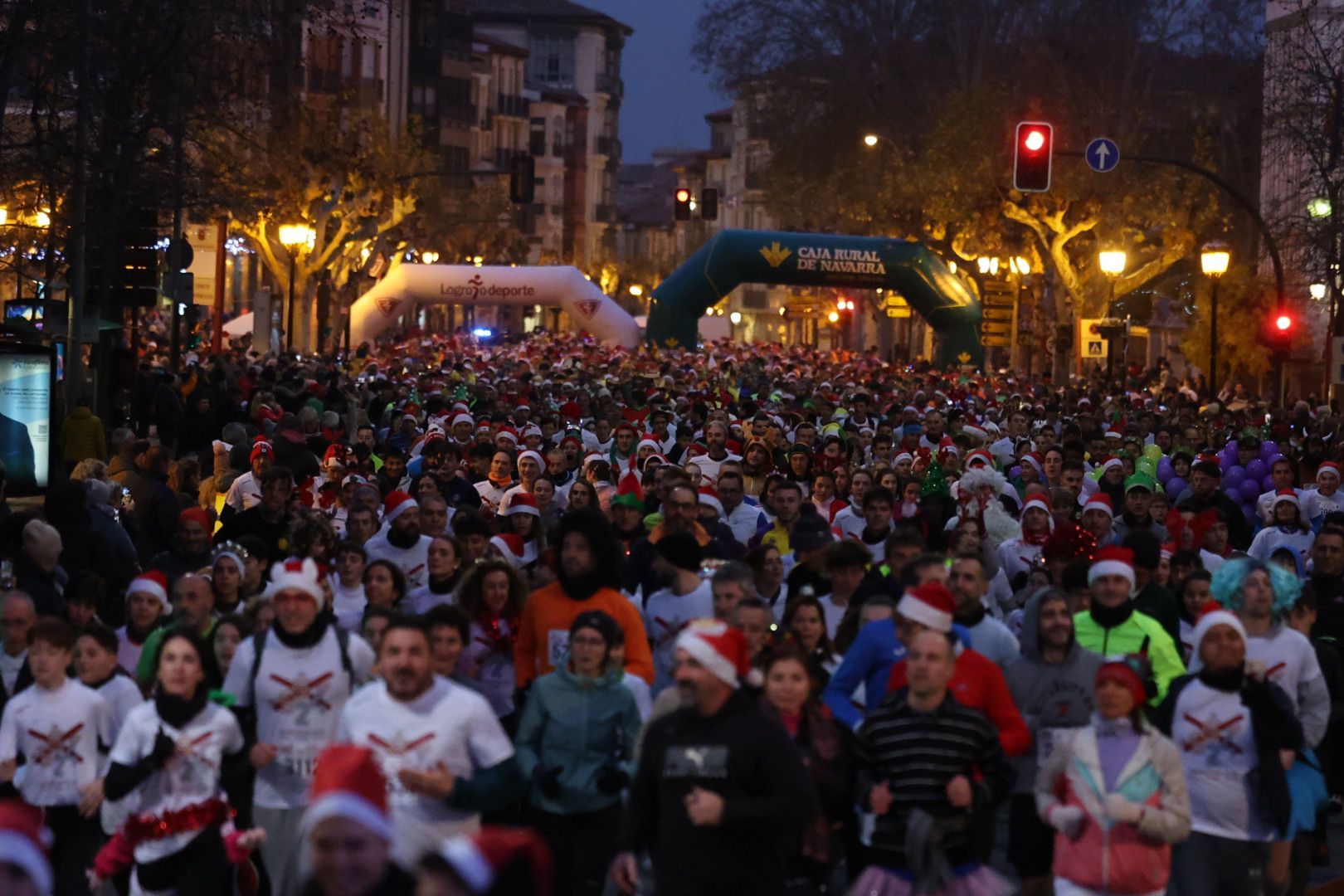 Los logroñeses no escatimaron en complementos para la San Silvestre Popular