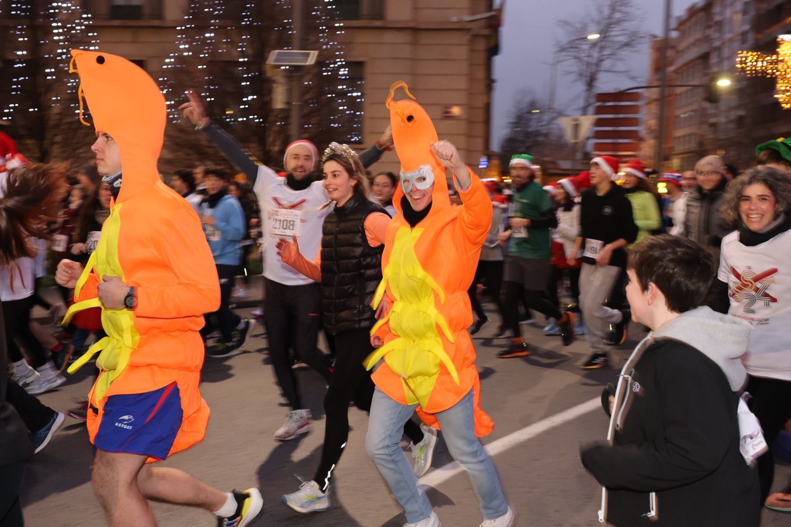 Los logroñeses no escatimaron en complementos para la San Silvestre Popular