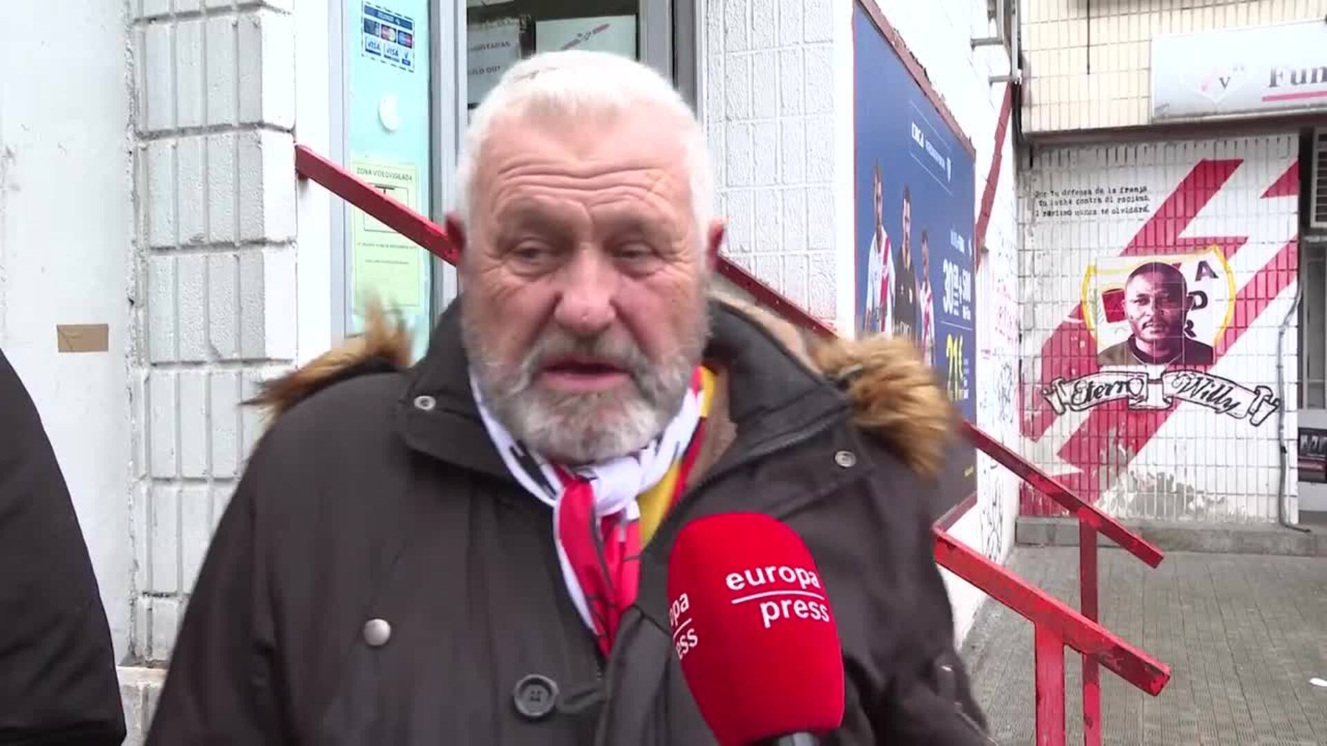 Una cadena humana de más de 300 personas rodea el Estadio del Rayo para mantenerlo en Vallecas