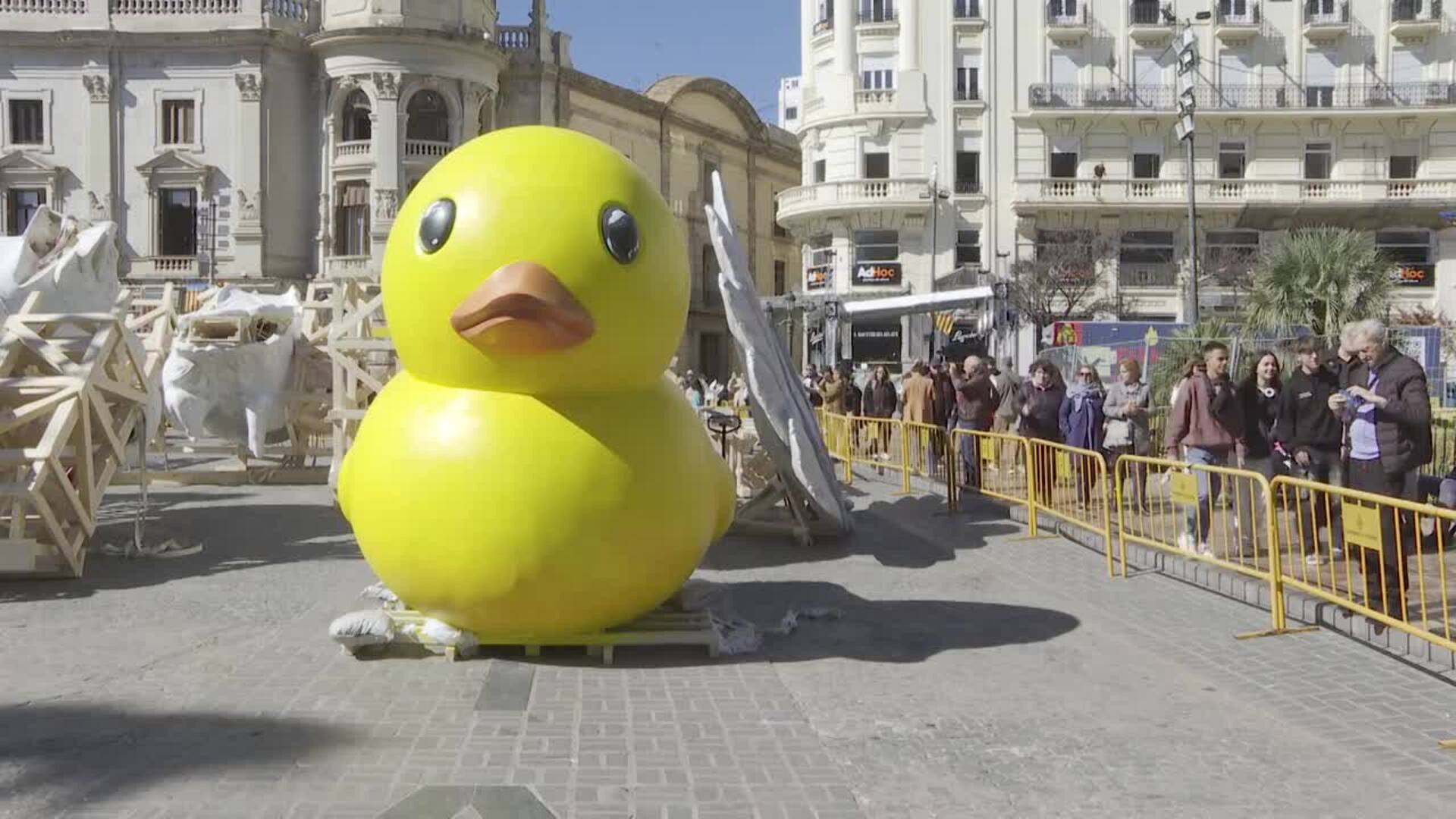 Dos palomas gigantes y un pato de goma, primeras piezas de la falla municipal de València