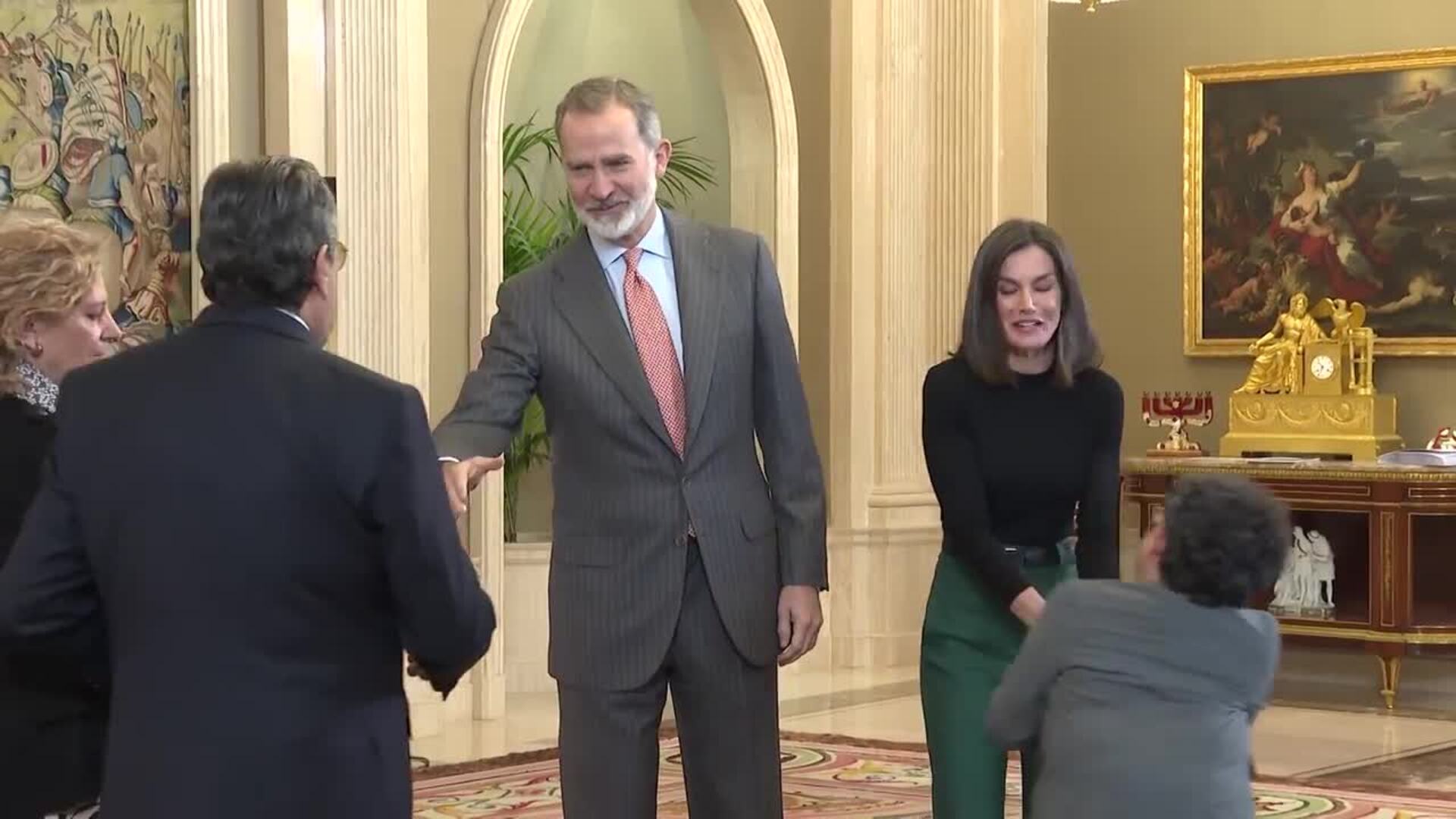 La Reina Letizia luce un mix de básicos y sus mocasines de plataforma más cañeros