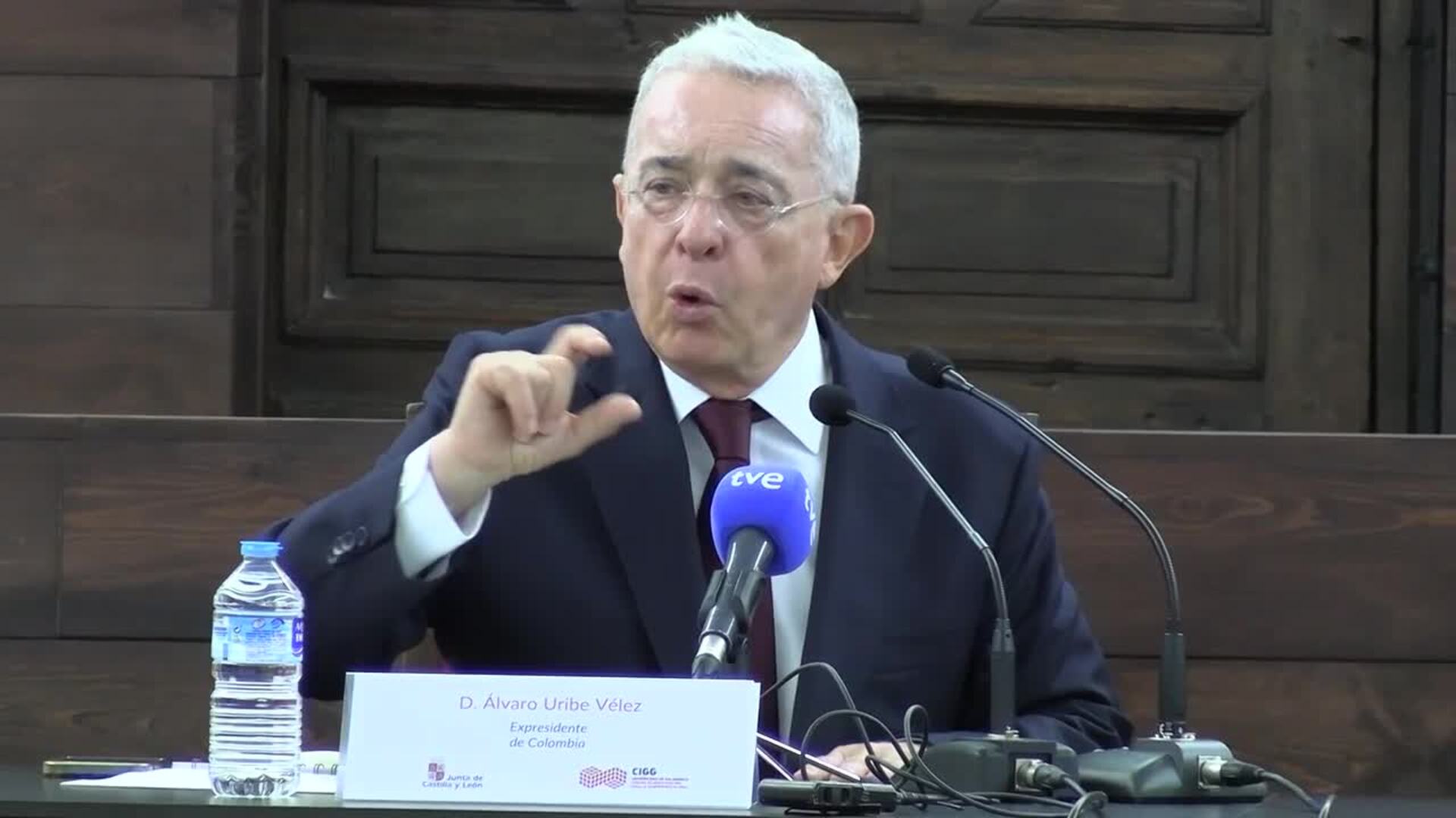 Uribe destaca el "inmenso problema" del narcoterrorismo y aboga por combatirlo con "mano firme"