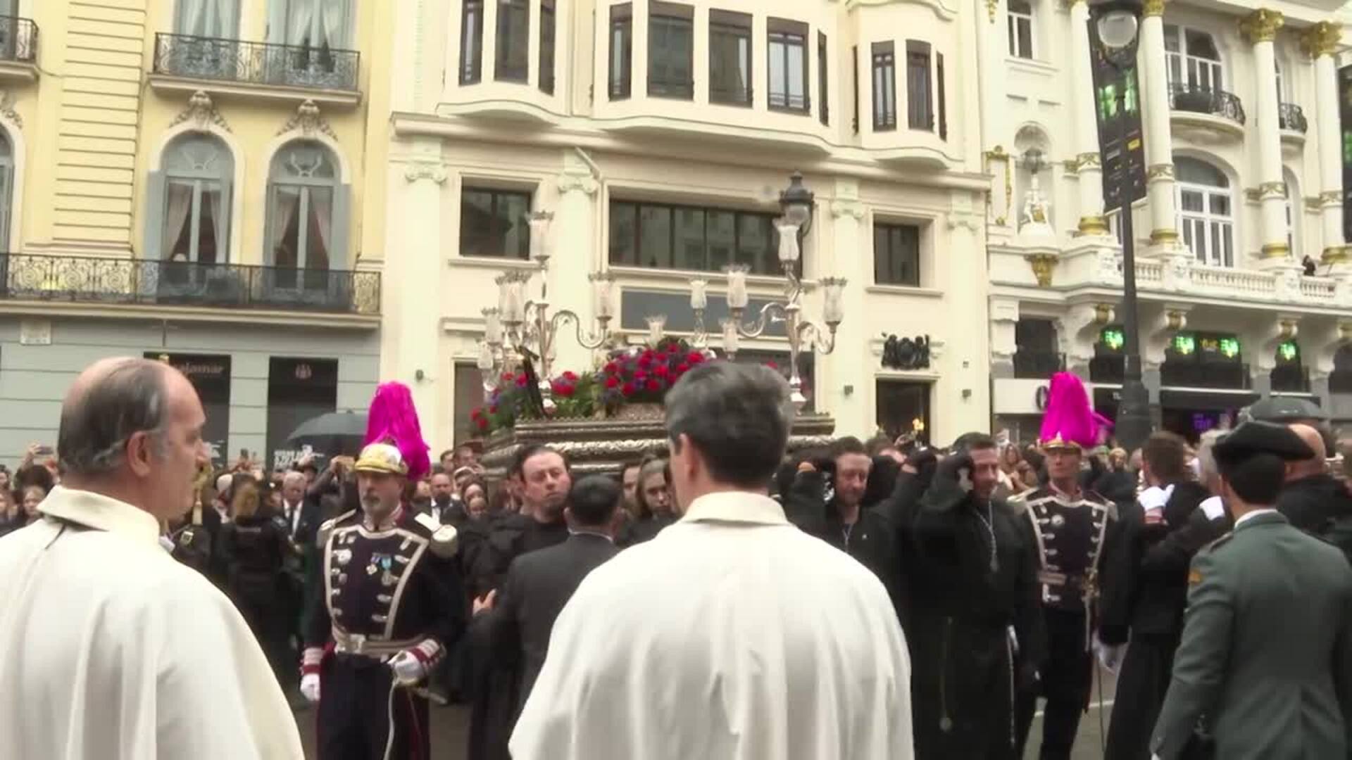 Las procesiones de Semana Santa se despiden en la capital con La Soledad