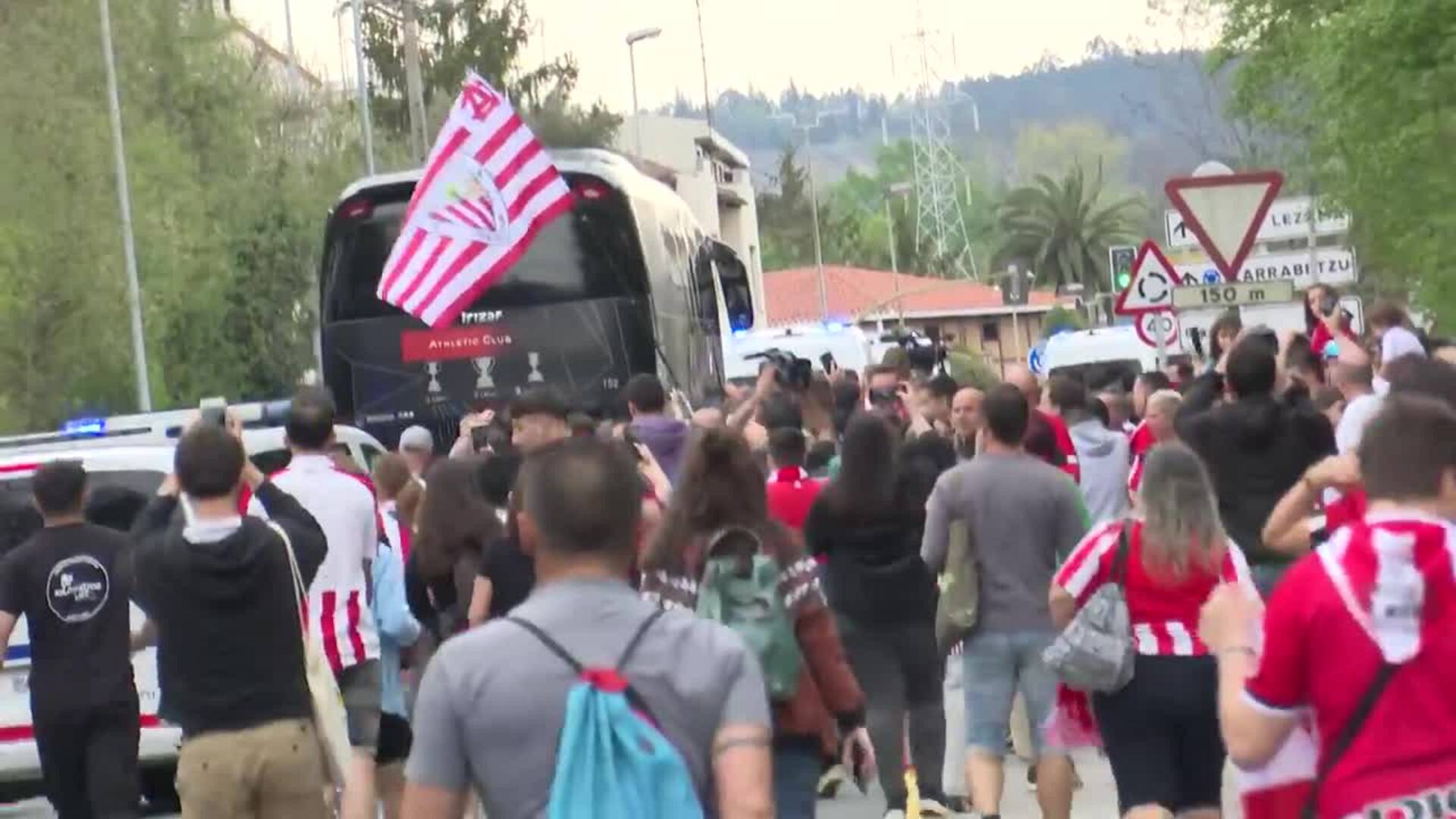 Aficionados protestan por la salida del autobús del Athletic de Lezama