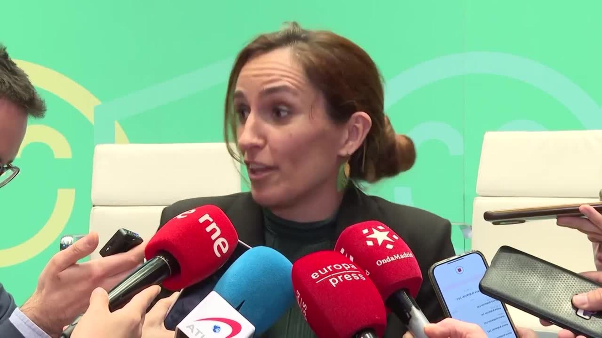 Mónica García no descarta medidas contra el tabaquismo como las aprobadas por Reino Unido